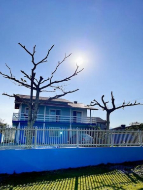 Apto familiar com piscina, ar condicionado, churrasqueira, garagem e quintal à 450m da praia